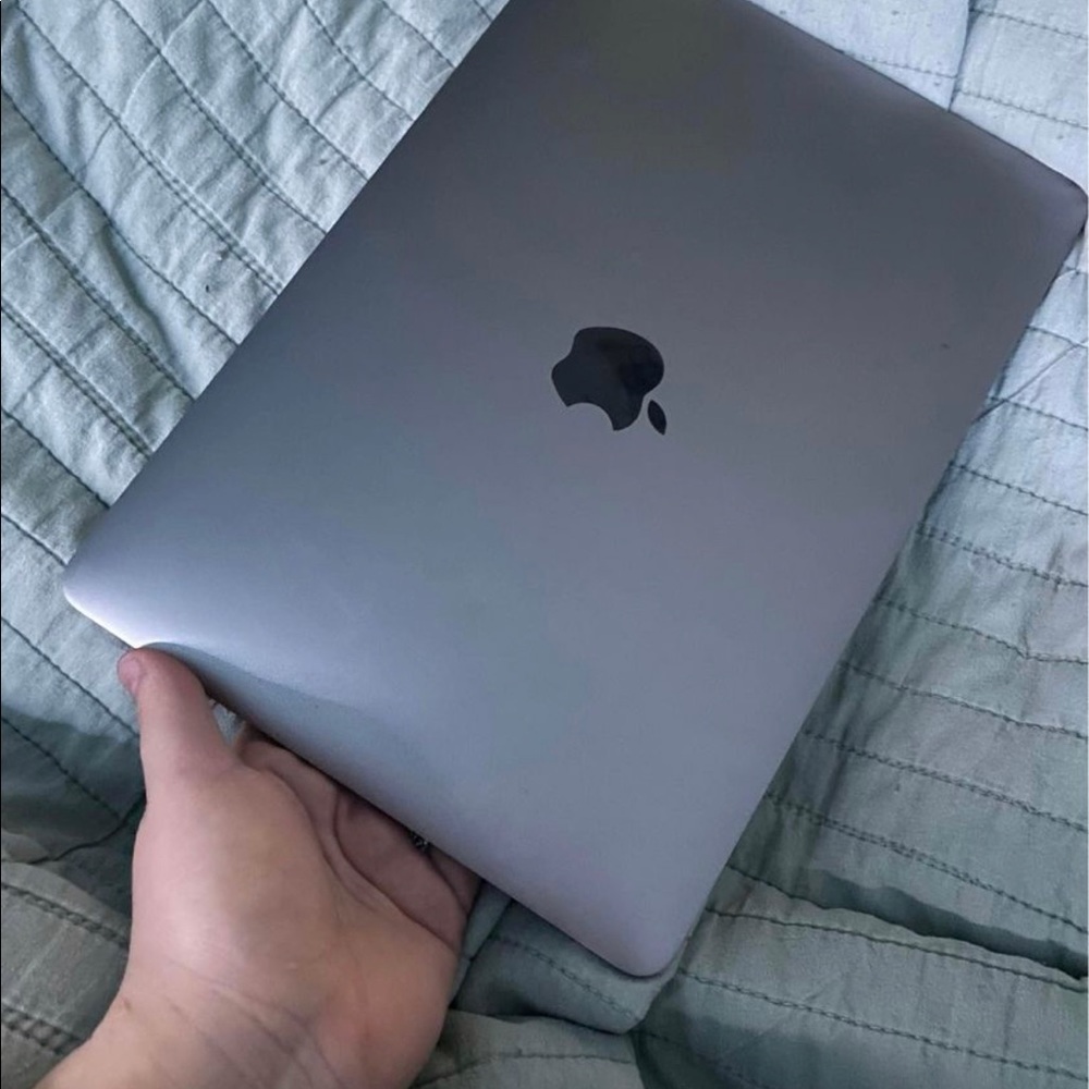 Apple MacBook